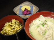 ピリ辛高菜御飯/芝漬 大根/味噌汁(皮剥)