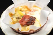 ◎究極の「活」志摩産伊勢海老と魚介のブイヤベースを 鉄板上での紙鍋で ガーリックトーストをお供に