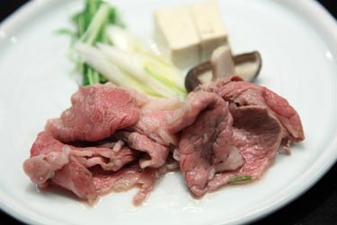 ◎極上A-5博多和牛サーロインを鉄板上で 大吟醸風味のしゃぶしゃぶを ポン酢 胡麻ダレで 豆腐 白ネギ 椎茸 水菜を添えて