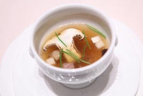牛テールと松茸のコンソメ蒸し焼きスープ